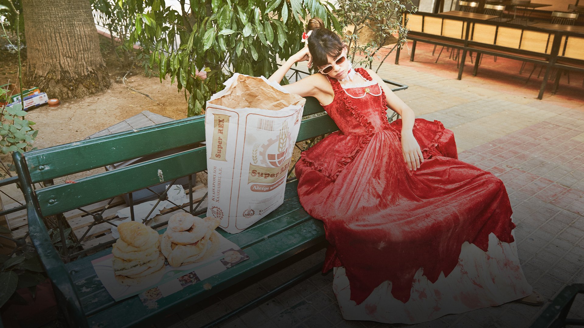 ΜΑΡΙ ΑΝΤΟΥΑΝΕΤ - Savon Original: Η Ασφυξία Του Πούπουλου Όταν Πέφτει